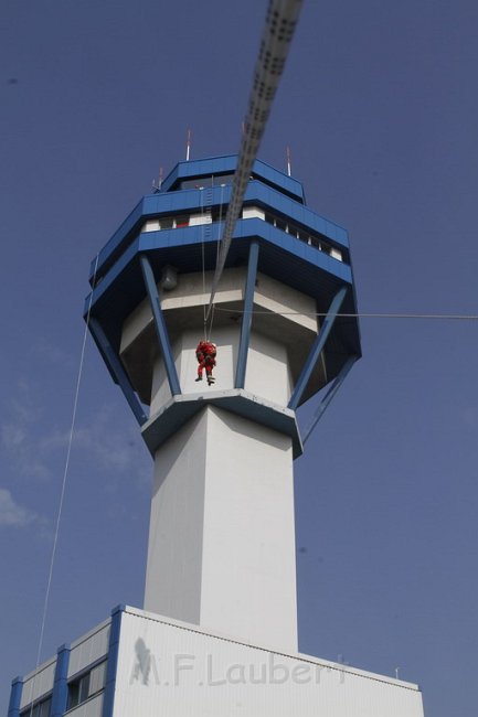 Hoehenretter bei der Uebung am Koeln Bonner Flughafen Tower P085.JPG
